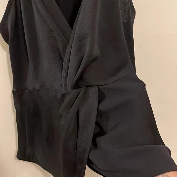 Express- black V-neck sleeveless shirt - Picture 5 of 5